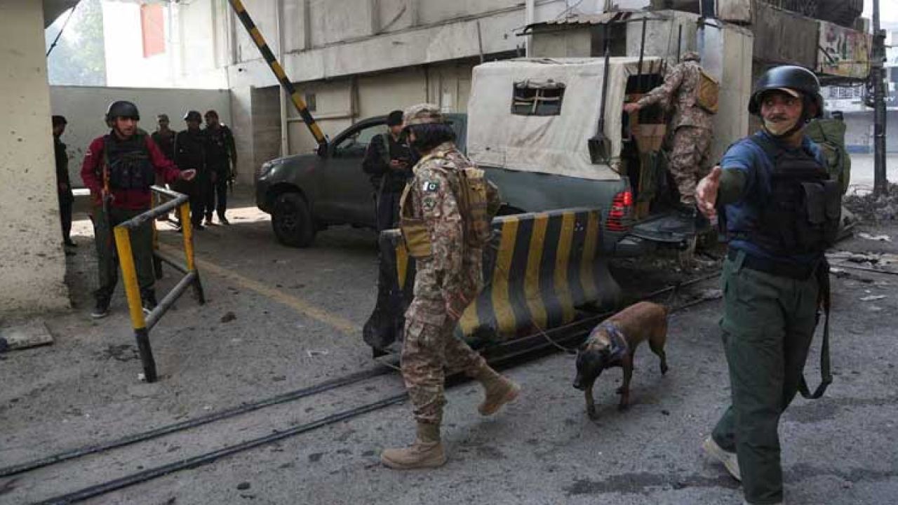পেশোয়ারে আত্মঘাতী হামলায় তিন নিরাপত্তা সদস্য নিহত