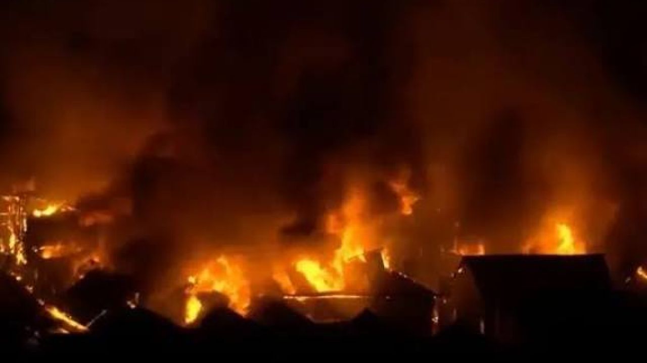 রাজধানীর কড়াইল বস্তিতে ভয়াবহ আগুন, ফায়ার সার্ভিসের ১৬ ইউনিট কাজ করছে