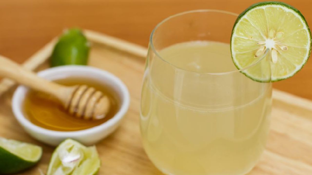 প্রতিদিন গরম লেবু পানি: স্বাস্থ্যের জন্য সহজ এক সোনালী অভ্যাস