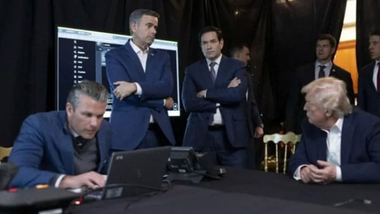 যেভাবে ‘ঘরের শত্রুর’ সহায়তায় মাদুরোকে বন্দি করল সিআইএ, 