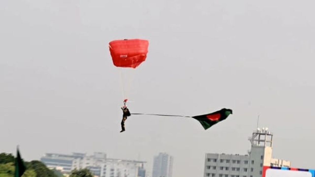 সর্বাধিক পতাকা হাতে প্যারাস্যুটিং, গিনেজ ওয়ার্ল্ড রেকর্ডে নাম বাংলাদেশের
