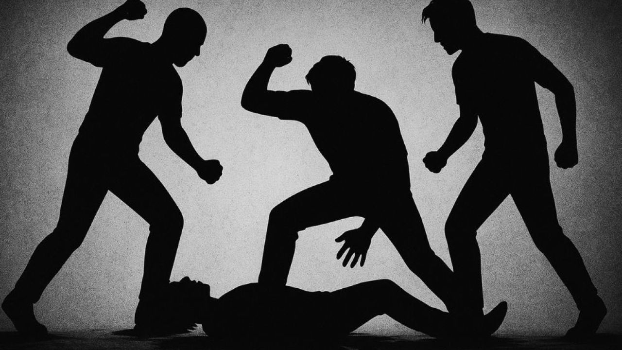 দোকানের সামনে অটোরিকশা রাখায় চালককে  কিলঘুষি মেরে হত্যা