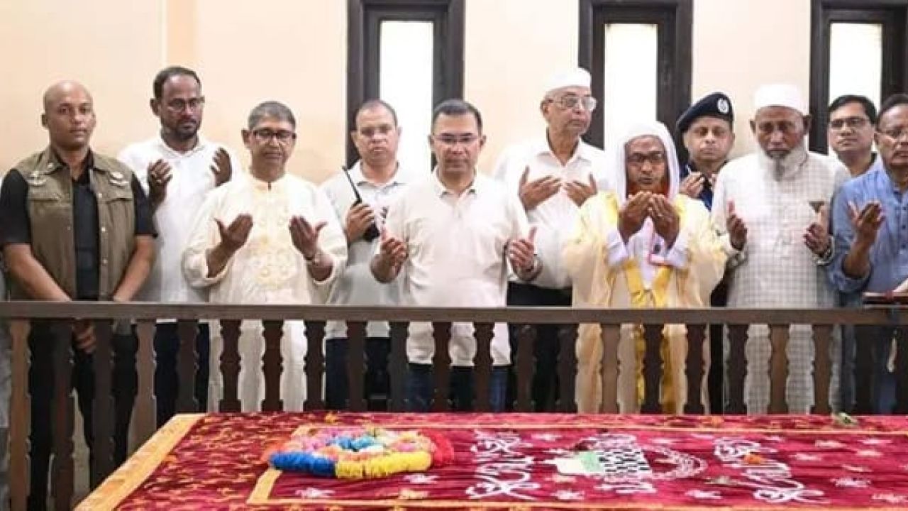 টাঙ্গাইলে মওলানা ভাসানীর কবর জিয়ারত করলেন প্রধানমন্ত্রী