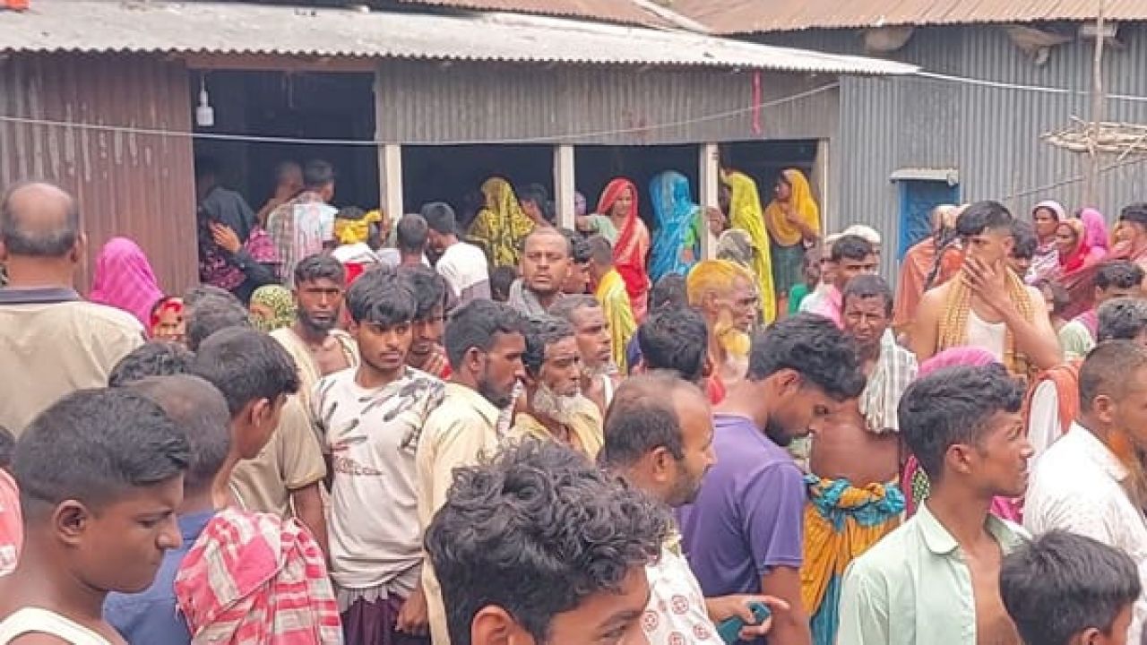 বাবার কোলেই চাপাতির কোপে ৫ বছরের শিশু নিহত