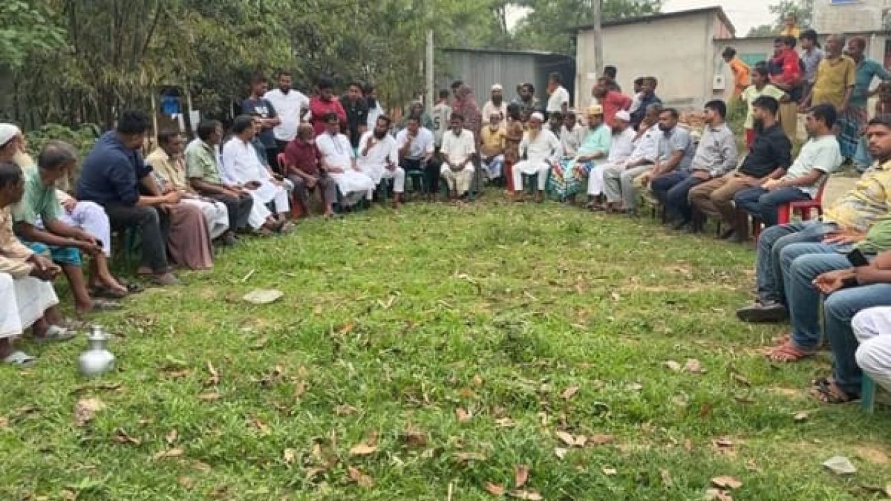 স্বামীর কবরের পাশে আশ্রয় নেওয়া নারী ও তার সন্তানদের ৬ শতাংশ জমি দেওয়ার আশ্বাস