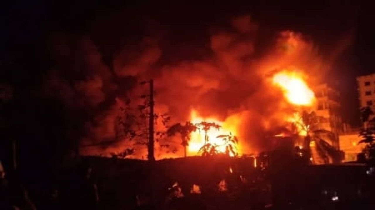  রাজধানীর কদমতলীতে ফোমের কারখানায় আগুন, নিয়ন্ত্রণে কাজ করছে ৫ ইউনিট