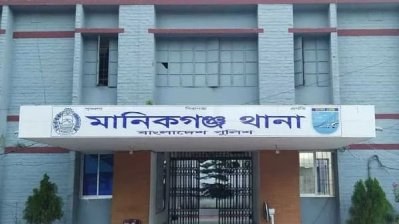 মানিকগঞ্জে নৃশংস হত্যা: প্রবাসীর স্ত্রীকে কুপিয়ে খুন করল আপন ভাগিনা