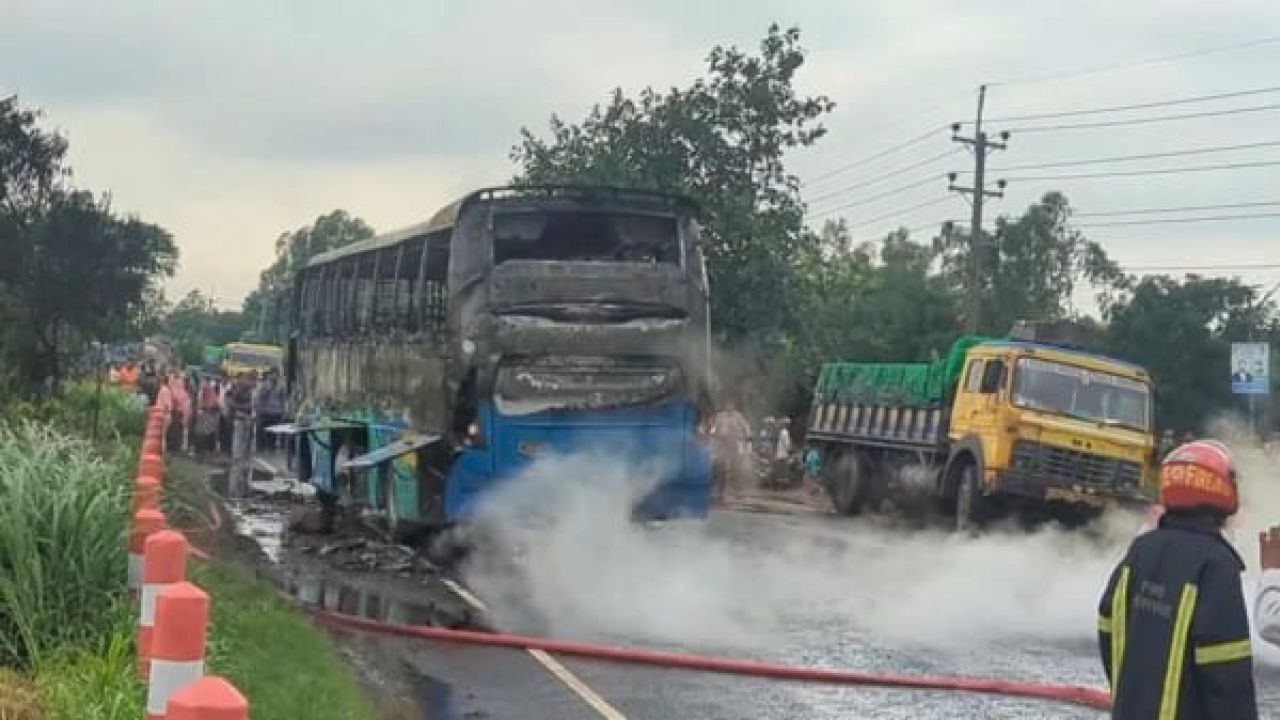 মানিকগঞ্জে সড়ক দুর্ঘটনায় অক্সিজেনবাহী লরি-বাস মুখোমুখি সংঘর্ষ