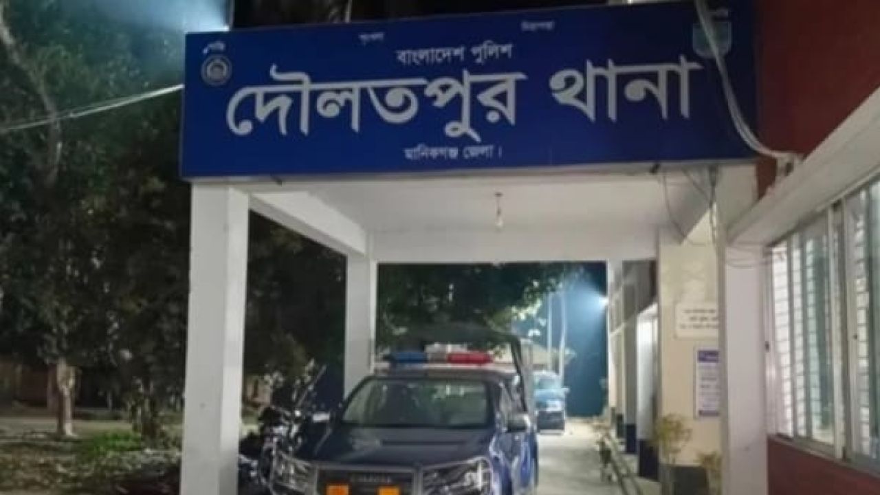  মানিকগঞ্জে নৃশংসতা: ভাবি ও দুই বছরের শিশু ভাতিজাকে কুপিয়ে হত্যা