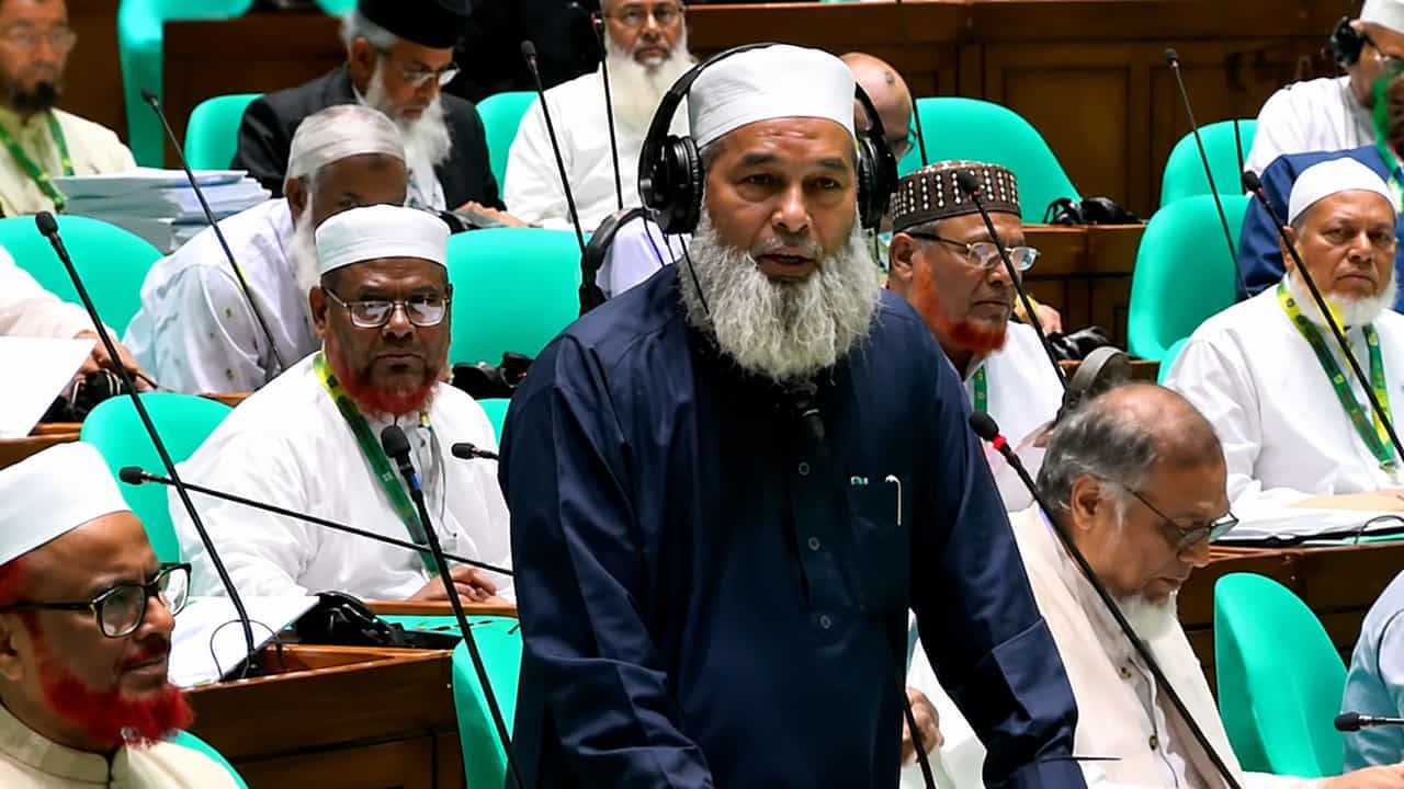 সংসদ কক্ষে মাথা ঝোঁকানো ইসলামের সঙ্গে সাংঘর্ষিক দাবি করে আপত্তি জামায়াত এমপির
