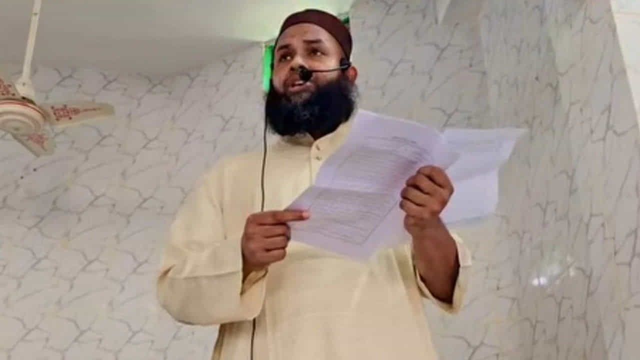 জুমার খুতবা ও ইমামতি করে প্রশংসায় ভাসছেন কুতুবদিয়ার ইউএনও