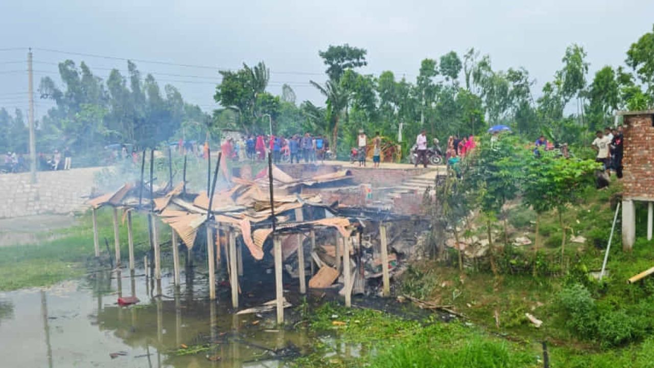 গাইবান্ধায় শিশুকে ধর্ষণের অভিযোগ, বিক্ষুব্ধ জনতার আগুনে পুড়ল রেস্তোরাঁ