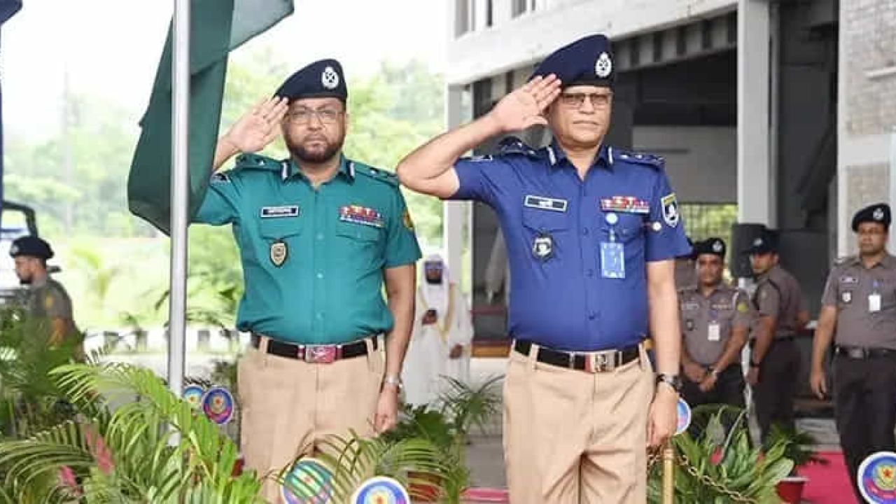 নতুন ইউনিফর্মে মাঠে নামল পুলিশ, গাঢ় নীল-হালকা জলপাই শার্ট ও খাকি প্যান্ট