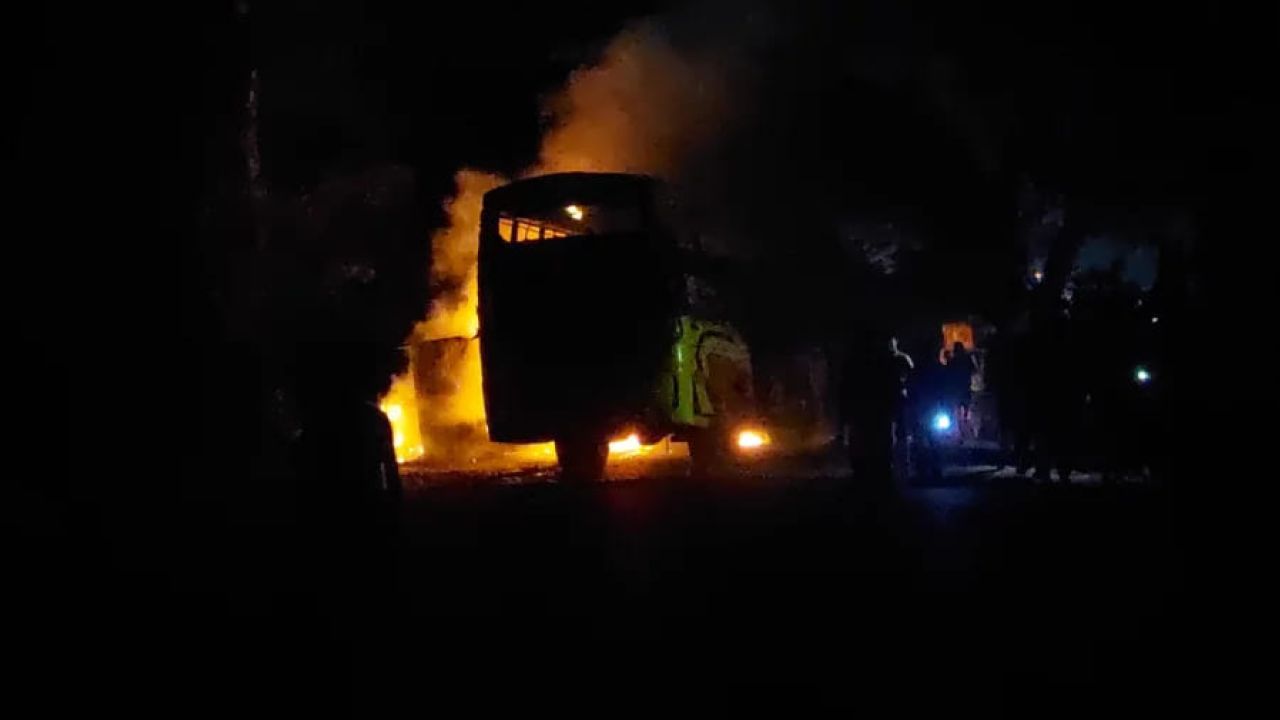 ঢাকা-খুলনা মহাসড়কে পিকআপ উদ্ধারকালে বাসের চাপায় নিহত ৫