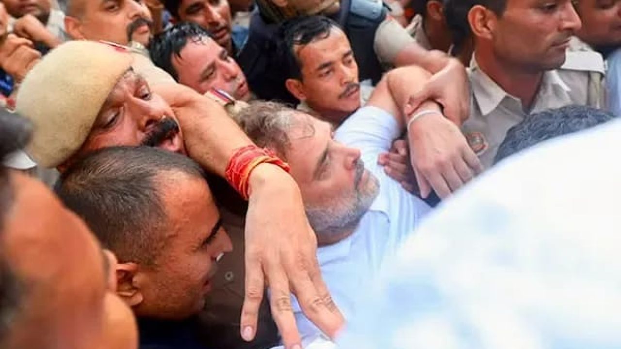 মোদির বাসভবনের সামনে রণক্ষেত্র, আটক প্রিয়াঙ্কা-অখিলেশ, রক্তাক্ত রাহুল গান্ধী