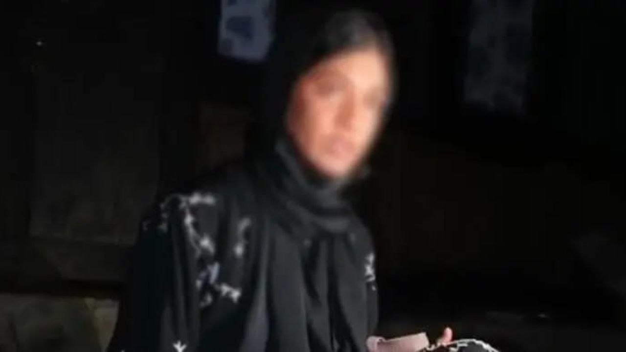 বিয়ের দাবিতে ৪ দিন ধরে প্রেমিকের বাড়িতে তরুণীর অনশন