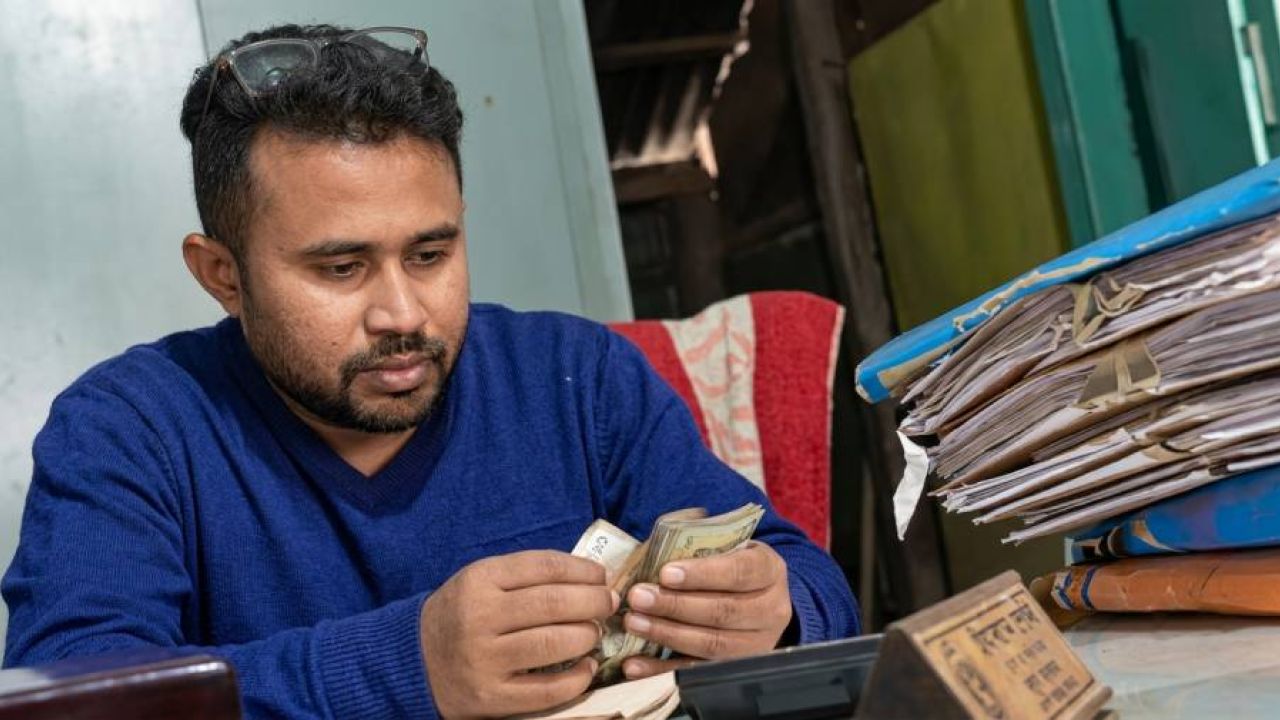 ঘুষের টাকা নেওয়ার ভিডিও ভাইরাল, ভূমি কর্মকর্তা বরখাস্ত