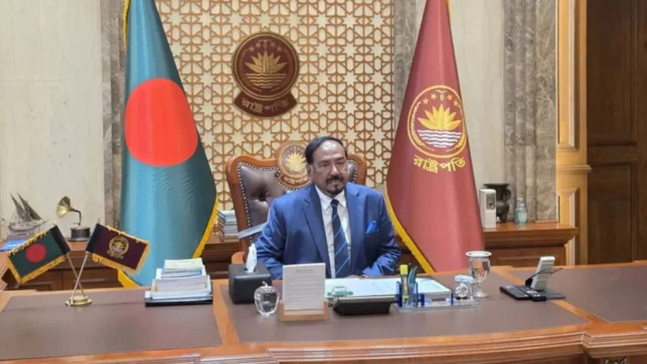 বঙ্গভবনে প্রবেশ করে আনুষ্ঠানিক কার্যক্রম শুরু করলেন ভারপ্রাপ্ত রাষ্ট্রপতি হাফিজ উদ্দিন আহমদ