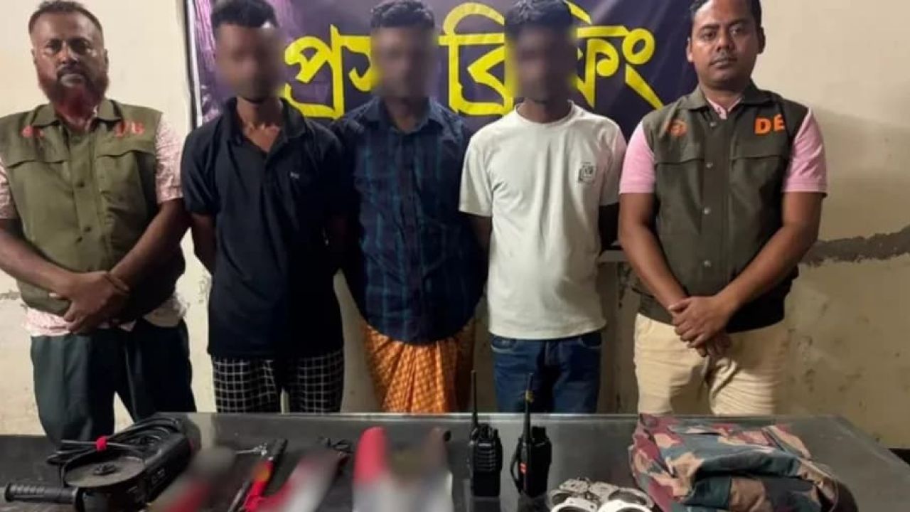 পোশাক-ওয়াকিটকি-হাতকড়াসহ তিন ভূয়া বিজিবি আটক