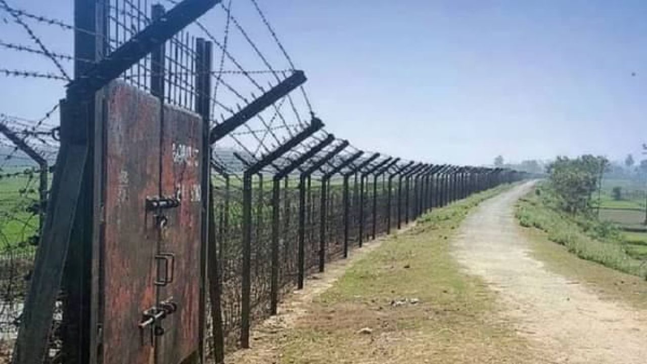 খাগড়াছড়ির ভারত সীমান্তে ৫ বস্তায় মিলল পিস্তল, গুলি, মদ ও গাঁজা