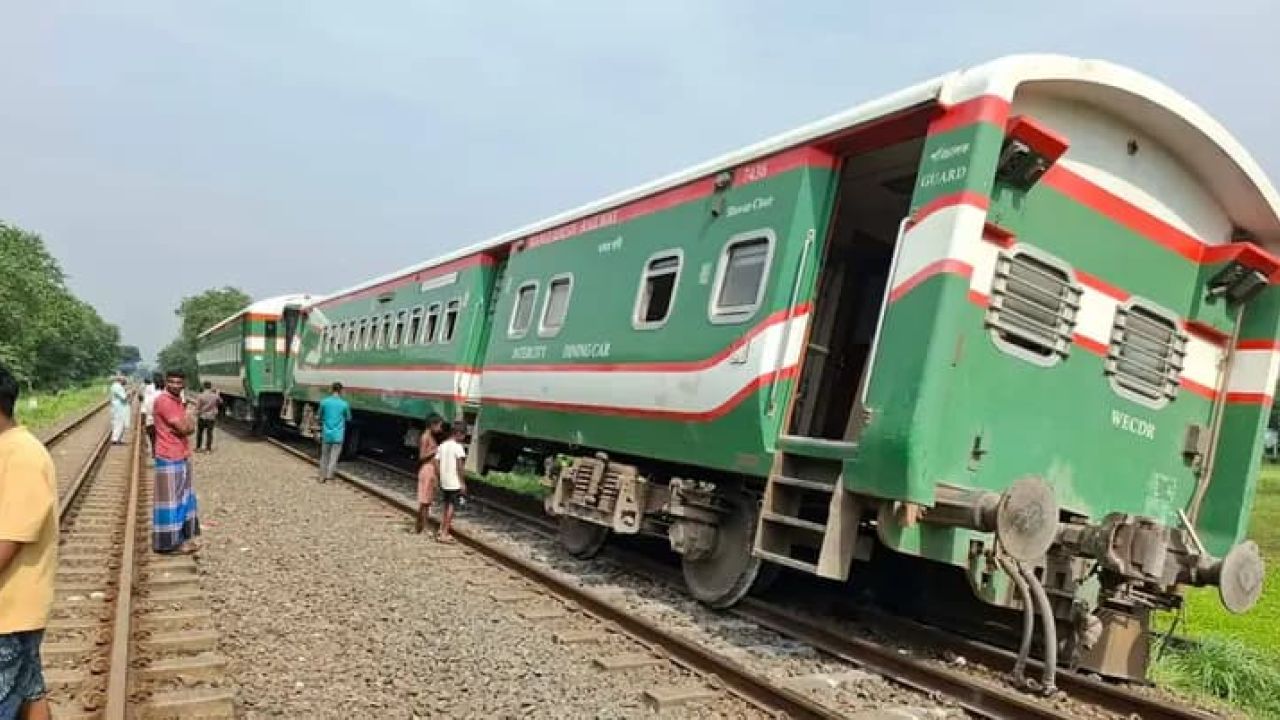 টাঙ্গাইলে নীলসাগর এক্সপ্রেসের বগি লাইনচ্যুত, উত্তরবঙ্গের সঙ্গে ট্রেন যোগাযোগ বন্ধ
